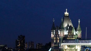 Unos gigantes aros olímpicos, que se retractarán para permitir el paso de los barcos grandes, son vistos en el Puente de Londres desde ayer.