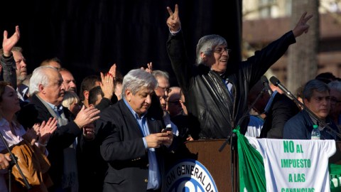 El dirigente Hugo Moyano, derecha, saluda a sus agremiados, en Buenos Aires.