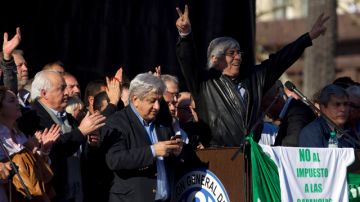 El dirigente Hugo Moyano, derecha, saluda a sus agremiados, en Buenos Aires.