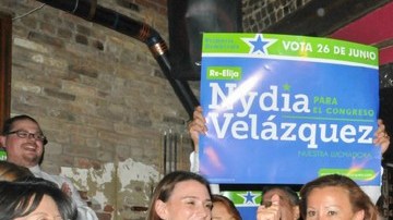 La congresista Nydia Velázquez resultó triunfadora de las primarias en el nuevo Distrito 7. 'Me siento orgullosa de decir que soy alguien que no tiene jefe y que soy incomprable',  declaró Velázquez luego de producirse su victoria .