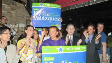 La congresista Nydia Velázquez resultó triunfadora de las primarias en el nuevo Distrito 7. 'Me siento orgullosa de decir que soy alguien que no tiene jefe y que soy incomprable',  declaró Velázquez luego de producirse su victoria .