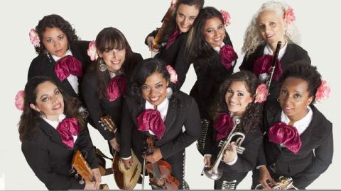 La banda "Mariachi Flor de Toloache", fundado por la boricua-mexicana Mireya Ramos (al centro), es la primera agrupación femenina en su tipo de la ciudad.