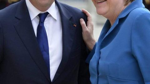 Francois Hollande recibe a Ángela Merkel, ayer.
