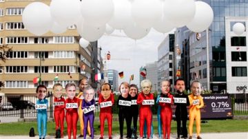 Manifestantes disfrazados de los líderes europeos protestan en Bruselas.