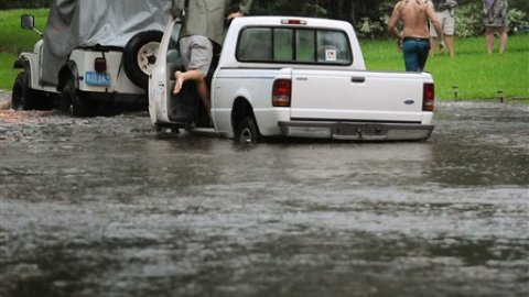 La tormenta arrojó en algunas partes más de 60 centímetros (dos pies) de agua.