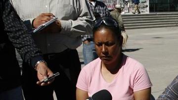 Fotografía de archivo en la que aparece Sara Salazar (d) y su hija Claudia Reyes (i), en una rueda de prensa en la que piden justicia por la muerte de Josefina Reyes.