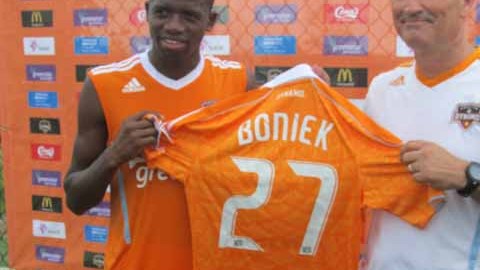 El hondureño Oscar Boniek García (izq.), nuevo Jugador Designado del Houston Dynamo, con Dominic Kinnear, entrenador naranja.