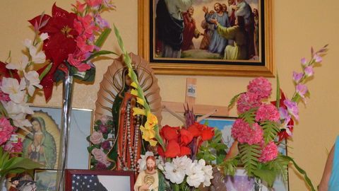 A la izquierda, Luis Madrigal Alvarez, excombatiente de la guerra de Vietnam. A la derecha, Cruz Rebolledo posa en un altar en honor a su hijo  Fabián Rebolledo, que combatió en el conflicto de Kosovo y acaba de ser deportado a su natal México.