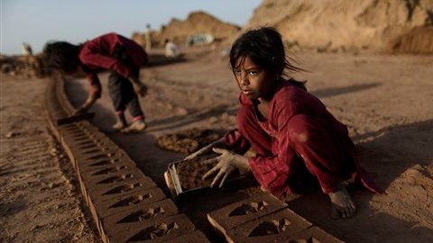 Niños trabajando en Pakistán.