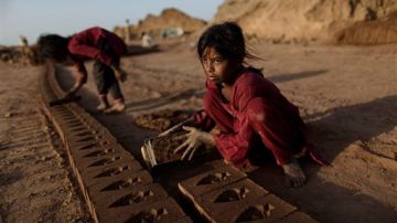 Niños trabajando en Pakistán.