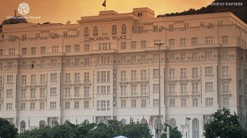 La fachada principal del legendario hotel Copacabana Palace de Río de Janeiro, Brasil.
