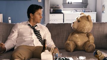 Mark Wahlberg y el muñeco Ted, en una escena de la comedia 'Ted' que se estrena hoy en cines de todo el país.