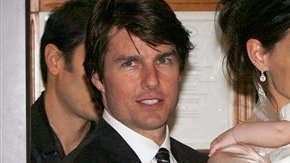 Imagen del 2006 de Cruise y Holmes con su hija recién nacida.