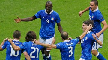 El polémico artillero Mario Balotelli (9) anotó dos goles y puso a Italia en la final de la Eurocopa. En la foto, el delantero es felicitado por sus compañeros.
