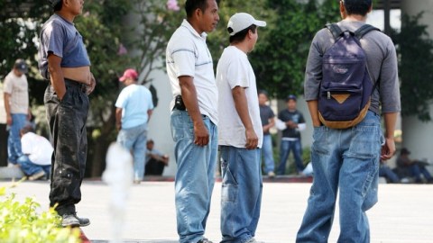 Trabajadores de la construcción a la espera de ser contratados. La economía registró un crecimiento del 1.9 en el primer trimestre del año.