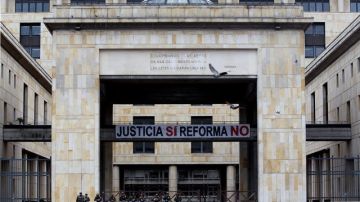 Una pancarta que dice "Justicia si reforma no" fue colocada en el frente del Palacio de Justicia de Bogotá (Colombia) resguardado por fuerzas policiales.