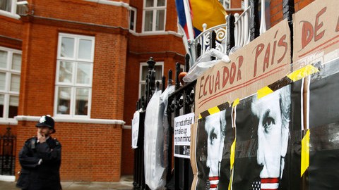 Un policía monta guardia frente a la embajada de Ecuador donde se encuentra Julian Assange quien está todavía en la espera para conocer si consigue asilo.