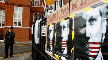 Un policía monta guardia frente a la embajada de Ecuador donde se encuentra Julian Assange quien está todavía en la espera para conocer si consigue asilo.
