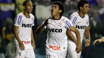 Romarinho (centro) celebra el gol del empate de Corinthians ante Boca Juniors.