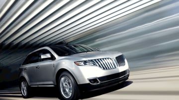 El nuevo todoterreno de lujo Lincoln MKX impresiona tanto por su poderoso motor como por sus acabados interioes y exteriores.