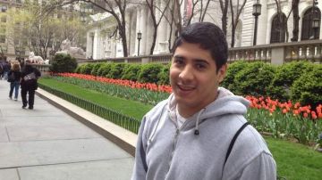 Randy Reyes -un joven que sufre de parálisis cerebral- se graduó con honores.