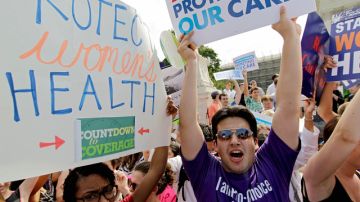 Partidarios de la reforma de salud del presidente Barack Obama celebran la histórica decisión del Supremo en Washington.