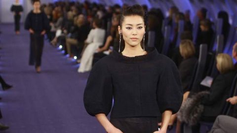 Una modelo durante el desfile reciente de Chanel en la capital francesa con diseños creados por Karl Lagerfeld.