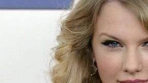 La segunda creación de la joven artista combina la esencia de las moras salvajes, amapolas rojas, fruta de la pasión, fresa y pétalos de champaca con un toque de almizcle blanco.