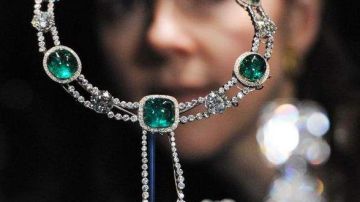 El collar Delhi Durbar Necklace y el colgante Cullinan, hechos de diamantes y esmeraldas, fueron creados en 1911 y fueron propiedad de la reina María.