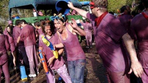 La Batalla del Vino de Haro reunió hoy en los riscos de Bilibio a entre 6,000 y 8,000 personas, incluyendo numerosos "romeros" extranjeros, llegados de Holanda, Japón y Australia, entre otros lugares.