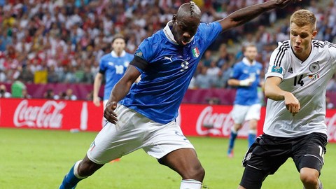 Mario Balotelli (izq), dispara ante la marca del alemán Holger Badstuber.