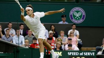 Roger Federer remontó una desventaja de dos sets y avanzó a octavos de final.