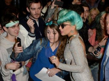Lady Gaga  posa junto a una admiradora a las puertas de su hotel en Sídney, Australia, donde se encuentra de gira.