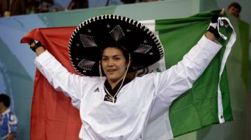 La mexicana María del Rosario Espinoza celebra tras ganar el oro en la final de taekwondo en los Juegos Olímpico de Beijing, disputados en 2008.