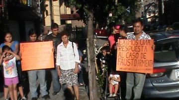 Familiares y amigos de Fausto Armenta que murió tras ser golpeado en una calle de Queens, realizaron una manifestación reclamando la captura de los implicados.