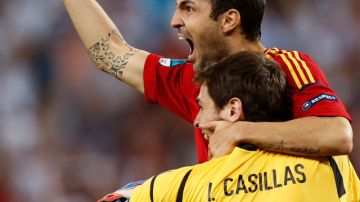 Cesc Fábregas y el portero Iker Casillas (de espaldas) buscan un tercer título.