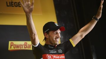 El ciclista suizo Fabian Cancellara  celebra su victoria en el inicio del Tour.