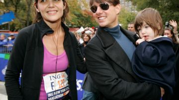 Katie Holmes y Tom Cruise en la maratón de Nueva York de 2007 junto a su hija Suri.