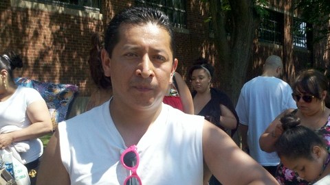 El ecuatoriano Patricio Udea, que esperó varias horas para entrar a la piscina, no justifica que la gente se pelee por entrar.
