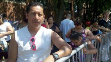 El ecuatoriano Patricio Udea, que esperó varias horas para entrar a la piscina, no justifica que la gente se pelee por entrar.