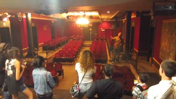 El argentino Raphael Benavides ofrece a un grupo de adolescentes un recorrido por The Poet's Den Gallery & Theater, el espacio cultural que fundó en la calle 108 entre la Segunda y Tercera avenidas.