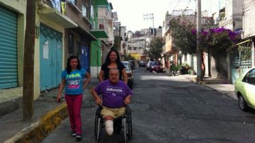 Saúl Rojas junto a su hija y su nieta cuando iban de camino a la casilla.