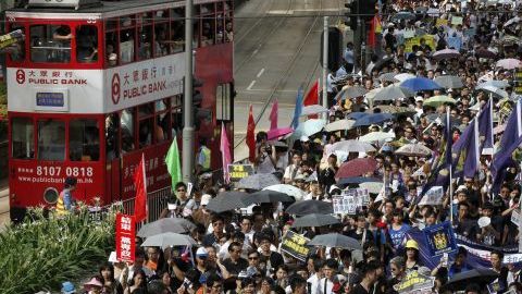 Miles de manifestantes pro-democracia marchan por las calles de Hong Kong, China.