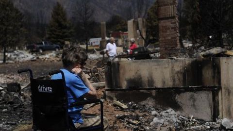 Lauretta Anzalone, de 80 años, mira lo que queda de su casa en Mountain Shadows, Colorado Springs, después incendio.
