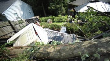 David Fetchko revisa los daños  que causó la tempestad al departamento de su novia en Richmond, VA.
