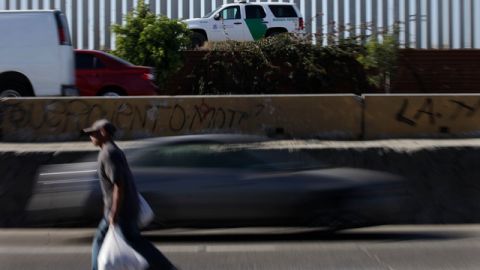 Un auto patrullero se desplaza   a toda velocidad en el área correspondiente a lo largo de la frontera de EEUU-México.