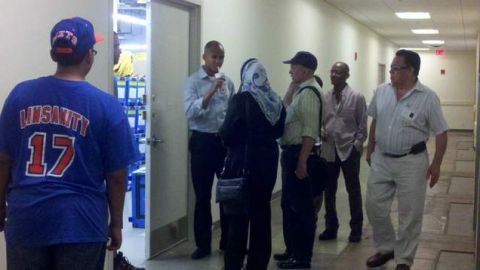 Seguidores del senador estatal Adriano Espaillat estuvieron vigilantes del conteo de votos que realizaban ayer funcionarios de la Junta de Elecciones en Manhattan.