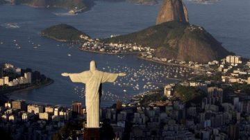 La estatua del Cristo Redentor y el Pan de Azúcar, forman parte del paisaje emblemático de Río de Janeiro, Brasil.