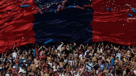 Los fánticos de San Lorenzo celebraron la permanencia en primera división tras empatar con Instituo de Córdoba.