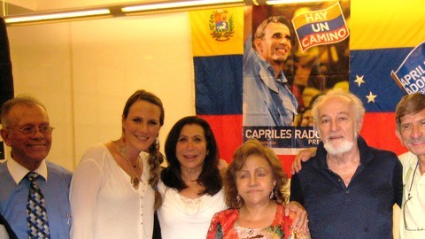 Miembros del Comando Venezuela en NY durante la presentación del grupo.